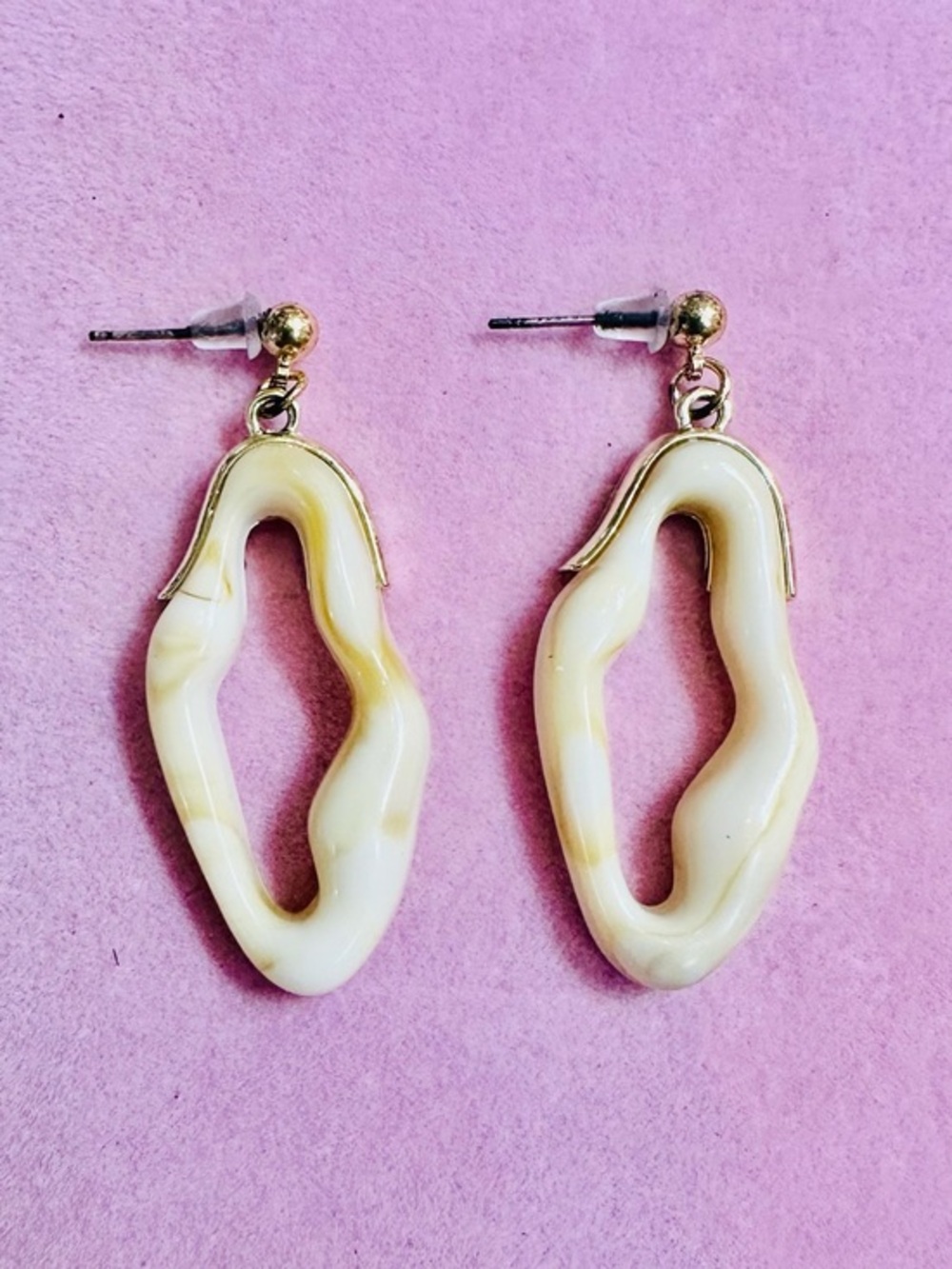 Cream Marbled Resin Abstract Open Oval Dangle Earrings Gold Tone